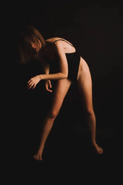 Uma Menina Morena Bodysuit Sincero Expressa Livremente Emoções Danças Câmera — Fotografia de Stock