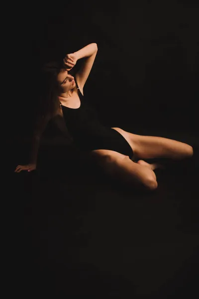 Uma Menina Morena Bodysuit Sincero Expressa Livremente Emoções Danças Câmera — Fotografia de Stock