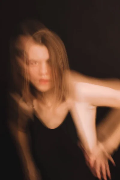 Färg Porträtt Lång Exponering Suddiga Silhuetter Kvinnas Ansikte Defocus Och — Stockfoto
