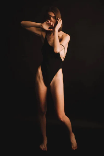 Абстрактные Позы Полу Девушка Классическом Телесном Костюме Интуитивно Танцует Черном — стоковое фото