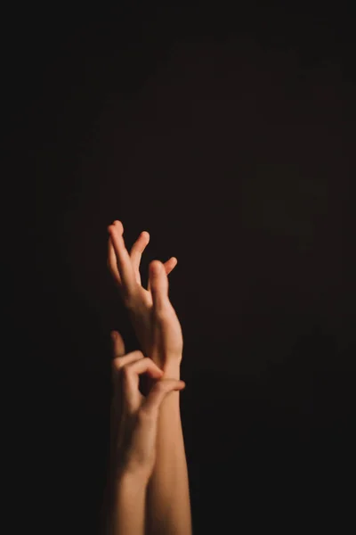 Γυναικεία Χέρια Κοντά Έγχρωμη Φωτογραφία Των Λεπτομερειών Του Σώματος Κομψά — Φωτογραφία Αρχείου