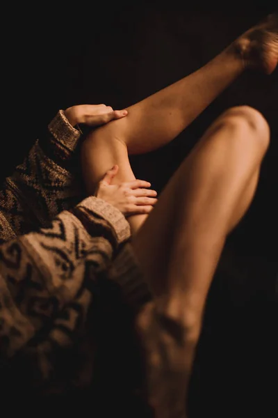 Detaily Těla Opálené Nohy Tmavém Pozadí Nesoustředěné Části Těla — Stock fotografie