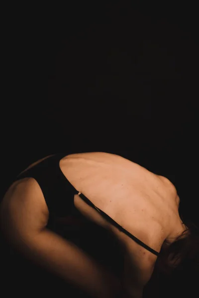 Weiblicher Rücken Auf Schwarzem Hintergrund Verschwommene Details Des Weiblichen Körpers — Stockfoto