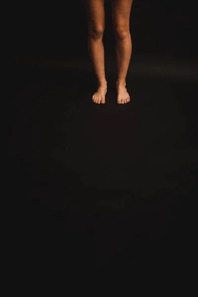 Детали Тела Загорелые Ноги Темном Фоне Несконцентрированные Части Тела — стоковое фото