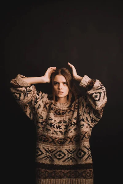 Retrato Emocional Una Chica Estudio Una Mujer Expresa Emociones Difíciles — Foto de Stock