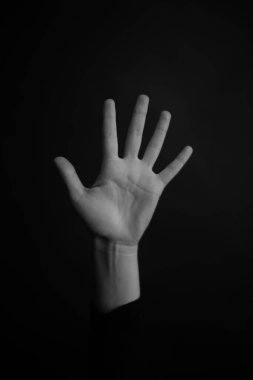 Vücut detayları, arka planda kadın avuçları, güzel bulanık ve odaklanmamış eller ve parmaklar.