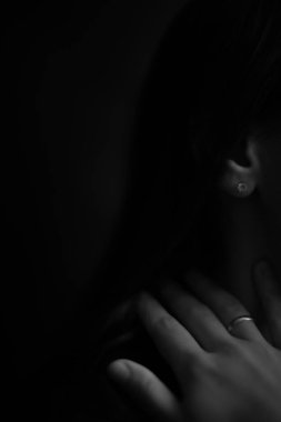 Vücut detayları, arka planda kadın avuçları, güzel bulanık ve odaklanmamış eller ve parmaklar.