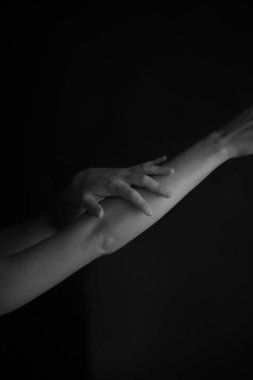 Vücut detayları, arka planda kadın avuçları, güzel bulanık ve odaklanmamış eller ve parmaklar.