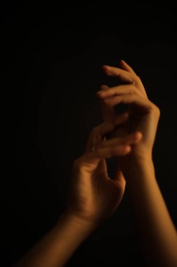 Güzel el sanatı fotoğrafı, insan elinin yaratıcı görüntüsü, büyü ve doku örtüsü. Vücut detaylarının bulanık çerçevesi, odaklanmış yakın plan resmi