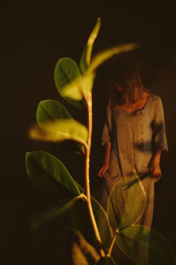 Dişiliğin renkli sanat portresi, karanlık tonlarda odaklanmamış bir kadın silueti. Moda tarzı fotoğrafçılık. metin için yer