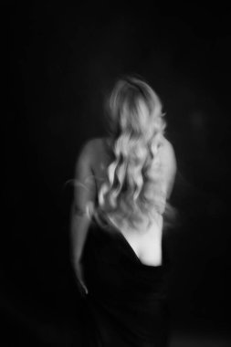 siyah ve beyaz fotoğraf çekimi, dramatik bir kadın portresi, kamera önünde insan hareketleri, eski bir film kamerasında odaklanmamış ve gürültülü bir portre