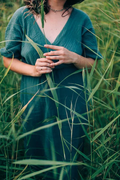 夏の緑の草原で草の美しい夏の本物の生活の中で青いドレスの少女の肖像画 — ストック写真
