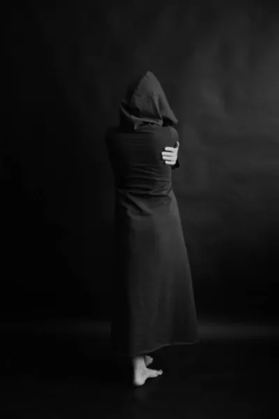 穿着长袍 头戴头巾的女孩 一张引人注目的黑白照片 一副神秘主义的模糊形象 — 图库照片