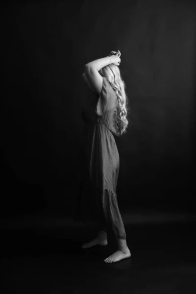 Zwart Wit Fotoshoot Dramatisch Full Length Portret Van Een Vrouw — Stockfoto