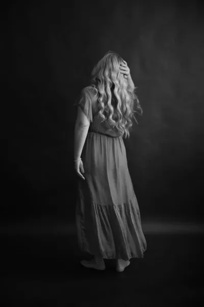 Ασπρόμαυρη Φωτογράφιση Δραματικό Πορτραίτο Μιας Γυναίκας Ανθρώπινες Κινήσεις Στην Κάμερα — Φωτογραφία Αρχείου