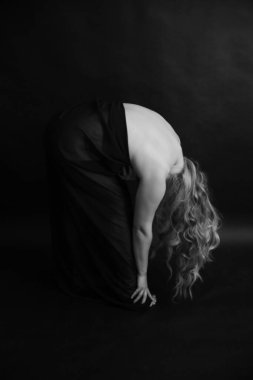 Kadın arkası, dikiz aynası. Güzel bir vücut detayının sofistike ve şık bir portresi. Koyu bir arkaplanda bulanık resim ve odaklanmamış siluet.