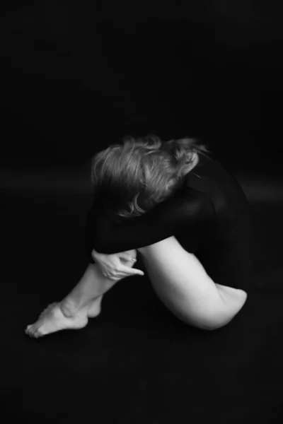 Stylový Černobílý Portrét Dívky Silnými Emocemi Uzavřenými Pózami Abstraktním Tmavým — Stock fotografie