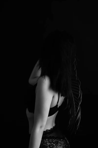 女性の身体の細部と植物の美しい葉の美しい組み合わせ アートファッション写真 ソフトフォーカスの背景と焦点を絞った映画黒と白の画像 — ストック写真