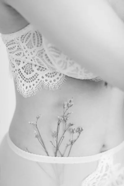 Kadın Vücudu Güzel Bitki Yapraklarının Güzel Bir Kombinasyonu Sanat Modası — Stok fotoğraf