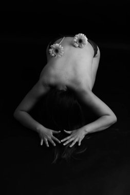 Kadın vücudu ve güzel bitki yapraklarının güzel bir kombinasyonu, sanat modası fotoğrafı. Yumuşak odaklı arkaplan ve odaksız film siyah ve beyaz resim