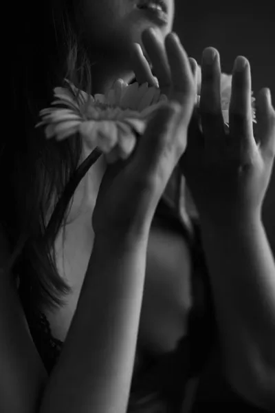 Bir Kadının Elinin Siyah Beyaz Görüntüsü Güzel Yakın Avuçlar Doğal — Stok fotoğraf