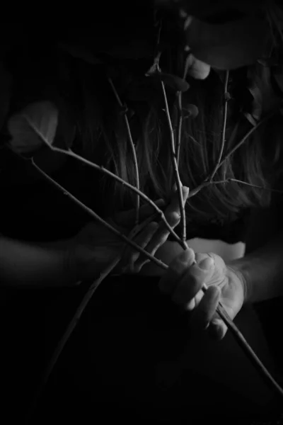女性の身体の細部と植物の美しい葉の美しい組み合わせ アートファッション写真 ソフトフォーカスの背景と焦点を絞った映画黒と白の画像 — ストック写真