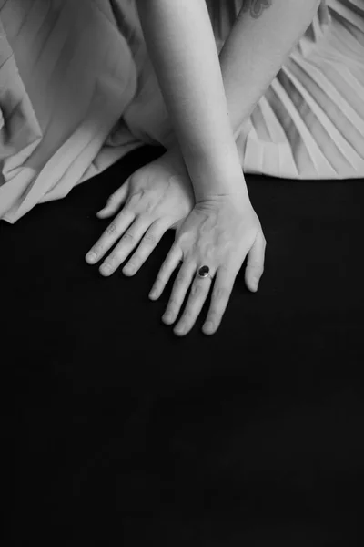 Zwart Wit Shot Van Handen Van Een Vrouw Mooie Close — Stockfoto