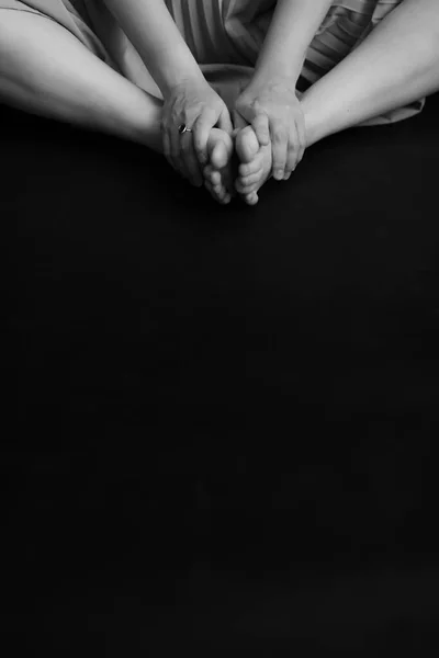 Bir Kadının Elinin Siyah Beyaz Görüntüsü Güzel Yakın Avuçlar Doğal — Stok fotoğraf
