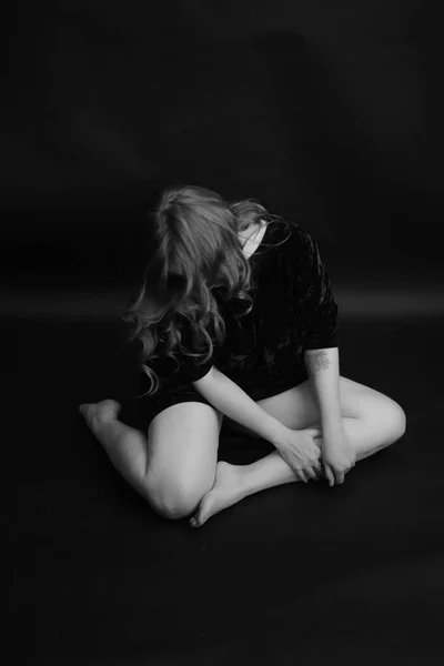 一个有着强烈感情 紧闭的姿势 抽象的深色背景 柔和的焦点和无精打采的照片的女孩的时髦黑白画像 — 图库照片