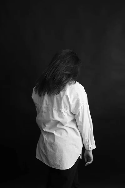 Черно Белое Изображение Девушки Белой Мужской Рубашке Свободные Движения Камере — стоковое фото