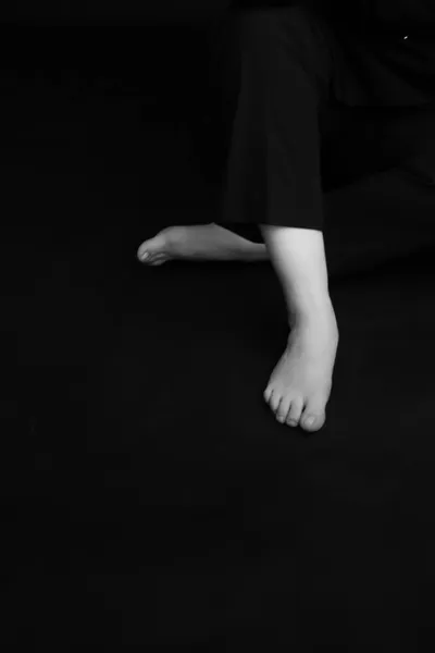 身体部位 脚和脚趾的特写照片 漂亮的女性腿近距离拍摄 模糊和模糊的图像 — 图库照片