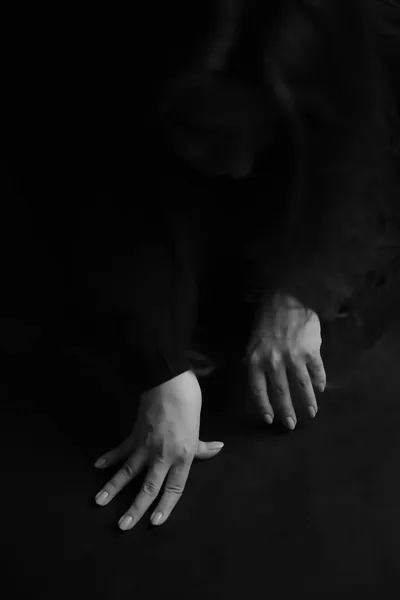 黑白照片拍摄的一个女人的手 漂亮的特写手掌 自然的手部动作 身体部位模糊模糊摄影 — 图库照片