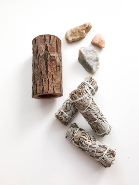 Yakından bir demet kuru beyaz adaçayı. Arındırma, meditasyon ve iyileştirme için ürün. Tesisleri dezenfekte etmek için tütsü. Beyaz arka planda beyaz adaçayı dalları. Yukarıdan görüntüle.