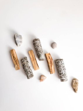 Yakından bir demet kuru beyaz adaçayı. Arındırma, meditasyon ve iyileştirme için ürün. Tesisleri dezenfekte etmek için tütsü. Beyaz arka planda beyaz adaçayı dalları. Yukarıdan görüntüle.