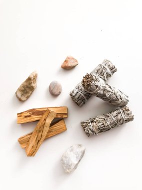 Yakından bir demet kuru beyaz adaçayı. Arındırma, meditasyon ve iyileştirme için ürün. Tesisleri dezenfekte etmek için tütsü. Beyaz arka planda beyaz adaçayı dalları. Yukarıdan görüntüle.