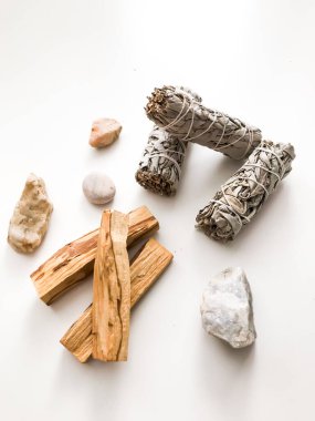 Yakından bir demet kuru beyaz adaçayı. Arındırma, meditasyon ve iyileştirme için ürün. Tesisleri dezenfekte etmek için tütsü. Beyaz arka planda beyaz adaçayı dalları. Yukarıdan görüntüle.