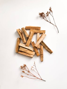 Beyaz arka planda Palo Santo marka tahta çubuklar. Aromaterapi, dini ayinler ve meditasyonlar. Latin Amerika 'dan organik kutsal ağaç tütsüsü.