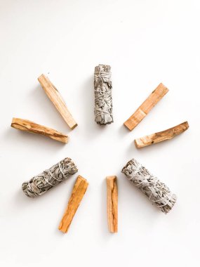 Doğal tütsü, Beyaz Bilge ve Palo Santo. Güney Amerika 'nın kutsal ağacı, renkli kare fotoğraf. Beyaz bilge ve beyaz arka planda Palo Santo.. 