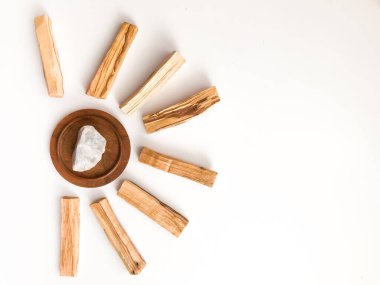 Beyaz arka planda Palo Santo marka tahta çubuklar. Aromaterapi, dini ayinler ve meditasyonlar. Latin Amerika 'dan organik kutsal ağaç tütsüsü.