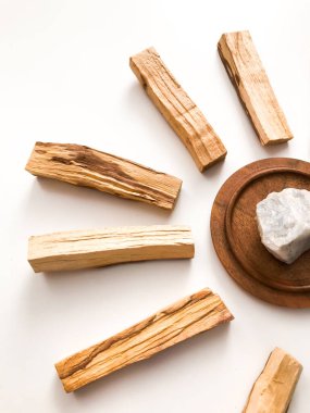 Beyaz arka planda Palo Santo marka tahta çubuklar. Aromaterapi, dini ayinler ve meditasyonlar. Latin Amerika 'dan organik kutsal ağaç tütsüsü.