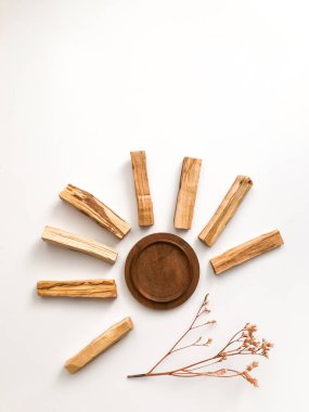 Beyaz arka planda Palo Santo marka tahta çubuklar. Aromaterapi, dini ayinler ve meditasyonlar. Latin Amerika 'dan organik kutsal ağaç tütsüsü.