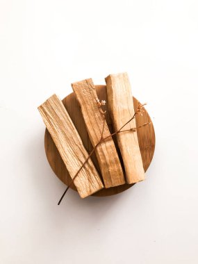 Beyaz arka planda Palo Santo marka tahta çubuklar. Aromaterapi, dini ayinler ve meditasyonlar. Latin Amerika 'dan organik kutsal ağaç tütsüsü.