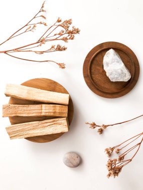 Beyaz arka planda Palo Santo marka tahta çubuklar. Aromaterapi, dini ayinler ve meditasyonlar. Latin Amerika 'dan organik kutsal ağaç tütsüsü.