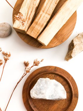 Beyaz arka planda Palo Santo marka tahta çubuklar. Aromaterapi, dini ayinler ve meditasyonlar. Latin Amerika 'dan organik kutsal ağaç tütsüsü.