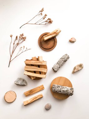 Doğal tütsü, Beyaz Bilge ve Palo Santo. Güney Amerika 'nın kutsal ağacı, renkli kare fotoğraf. Beyaz bilge ve beyaz arka planda Palo Santo.. 