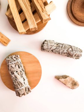 Doğal tütsü, Beyaz Bilge ve Palo Santo. Güney Amerika 'nın kutsal ağacı, renkli kare fotoğraf. Beyaz bilge ve beyaz arka planda Palo Santo.. 