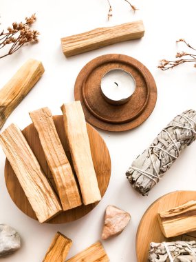 Doğal tütsü, Beyaz Bilge ve Palo Santo. Güney Amerika 'nın kutsal ağacı, renkli kare fotoğraf. Beyaz bilge ve beyaz arka planda Palo Santo.. 