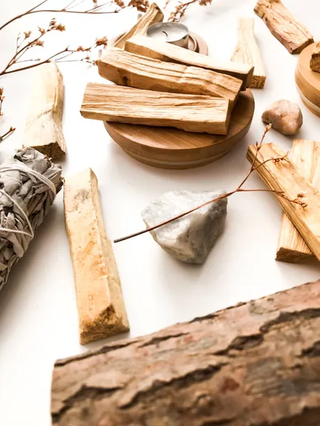 Doğal tütsü, Beyaz Bilge ve Palo Santo. Güney Amerika 'nın kutsal ağacı, renkli kare fotoğraf. Beyaz bilge ve beyaz arka planda Palo Santo.. 
