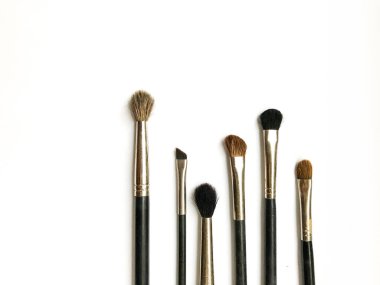 Farklı makyaj fırçaları. Düz görünüm.