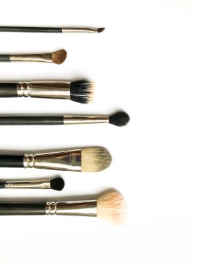 Farklı makyaj fırçaları. Düz görünüm.